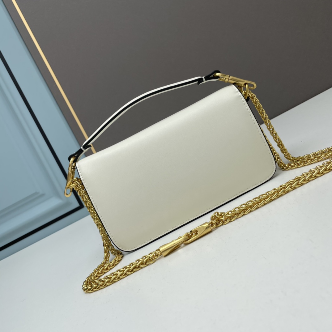 小号华家 女士MINILOCO 小牛皮新品 金属链条和细腻皮革组成别致双提柄，还可拆除变身手拿包，多重搭