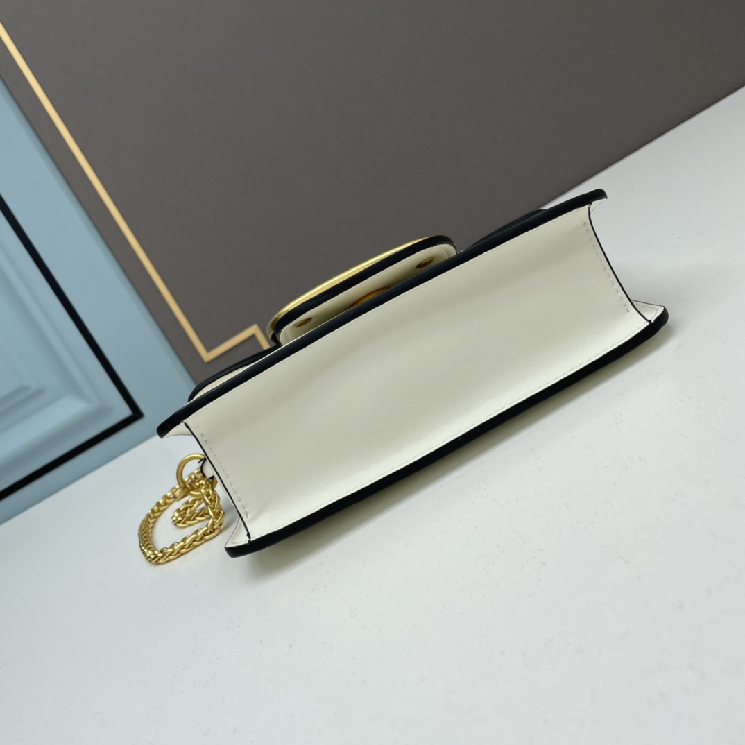 小号华家 女士MINILOCO 小牛皮新品 金属链条和细腻皮革组成别致双提柄，还可拆除变身手拿包，多重搭