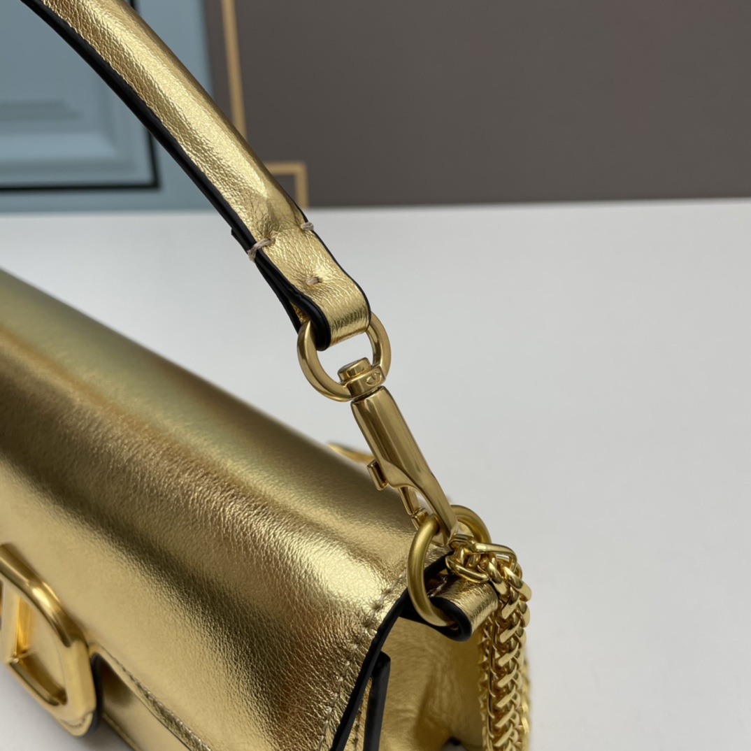 经典包袋升级，占据街头焦点。标志性铆钉点缀包身与包带，再来点新颜色瞧瞧，解锁无限搭配可能！金属链条和细腻