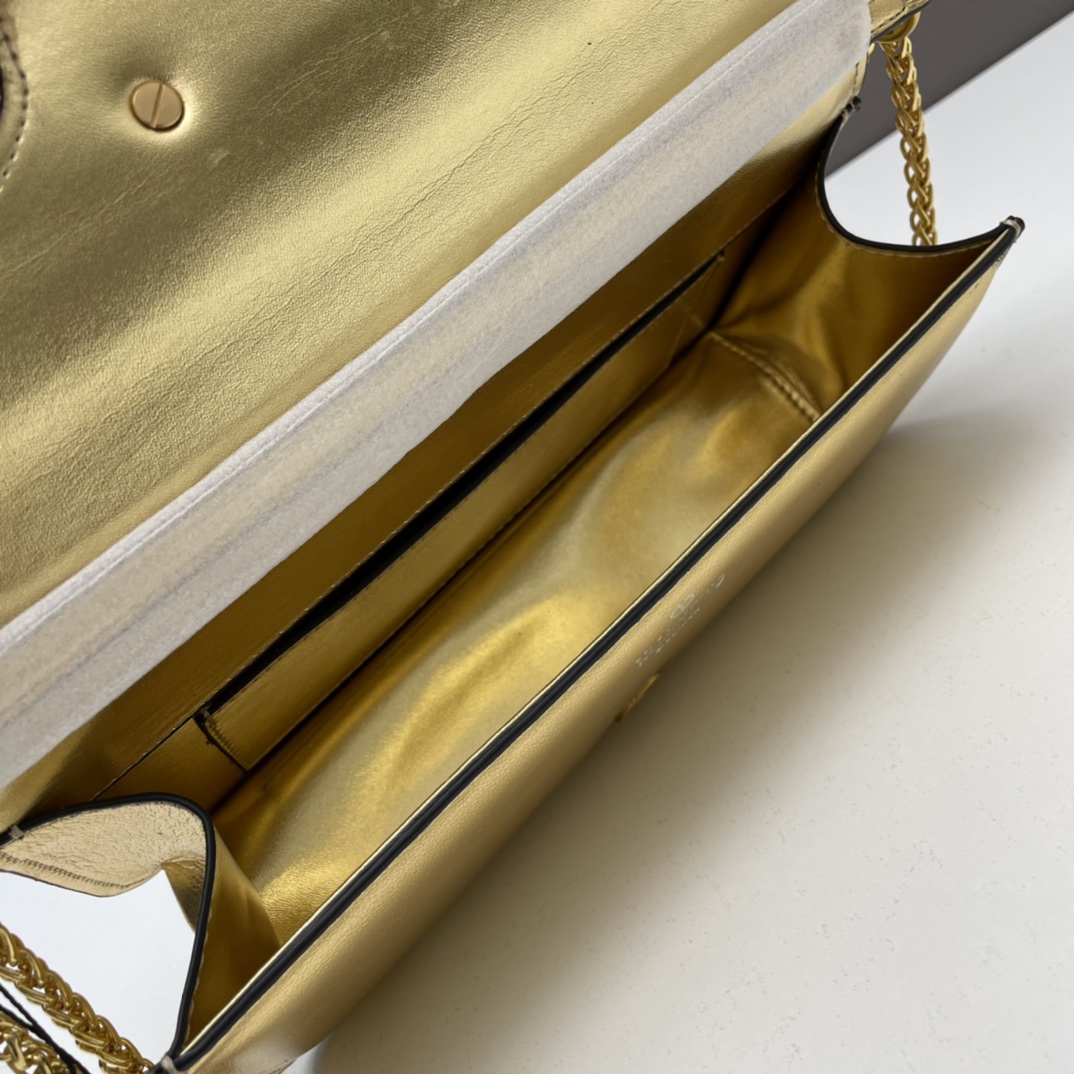 经典包袋升级，占据街头焦点。标志性铆钉点缀包身与包带，再来点新颜色瞧瞧，解锁无限搭配可能！金属链条和细腻