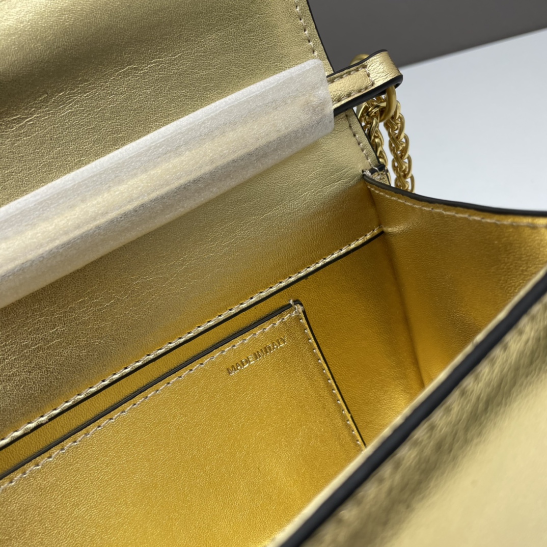 经典包袋升级，占据街头焦点。标志性铆钉点缀包身与包带，再来点新颜色瞧瞧，解锁无限搭配可能！金属链条和细腻