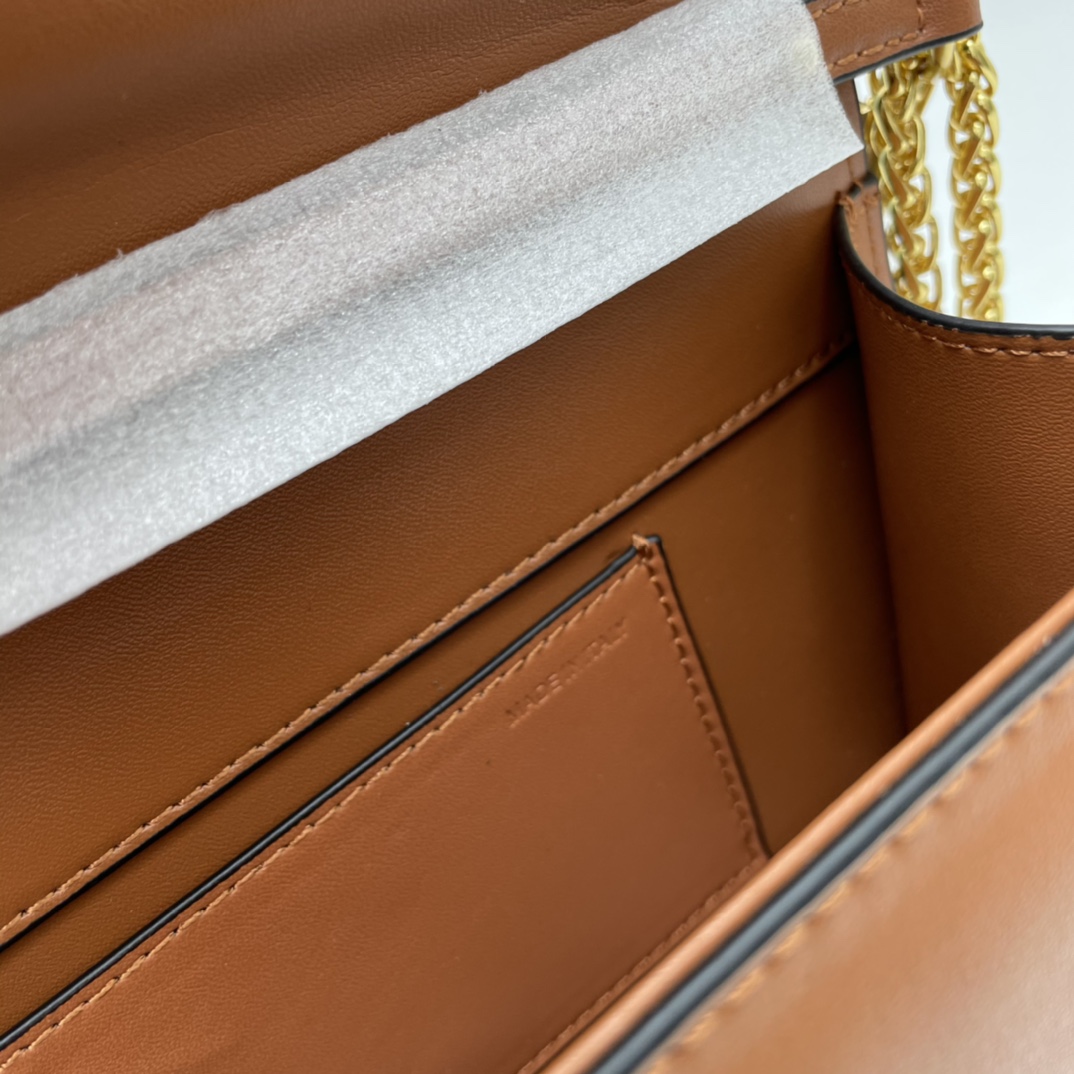 经典包袋升级，占据街头焦点。标志性铆钉点缀包身与包带，再来点新颜色瞧瞧，解锁无限搭配可能！金属链条和细腻