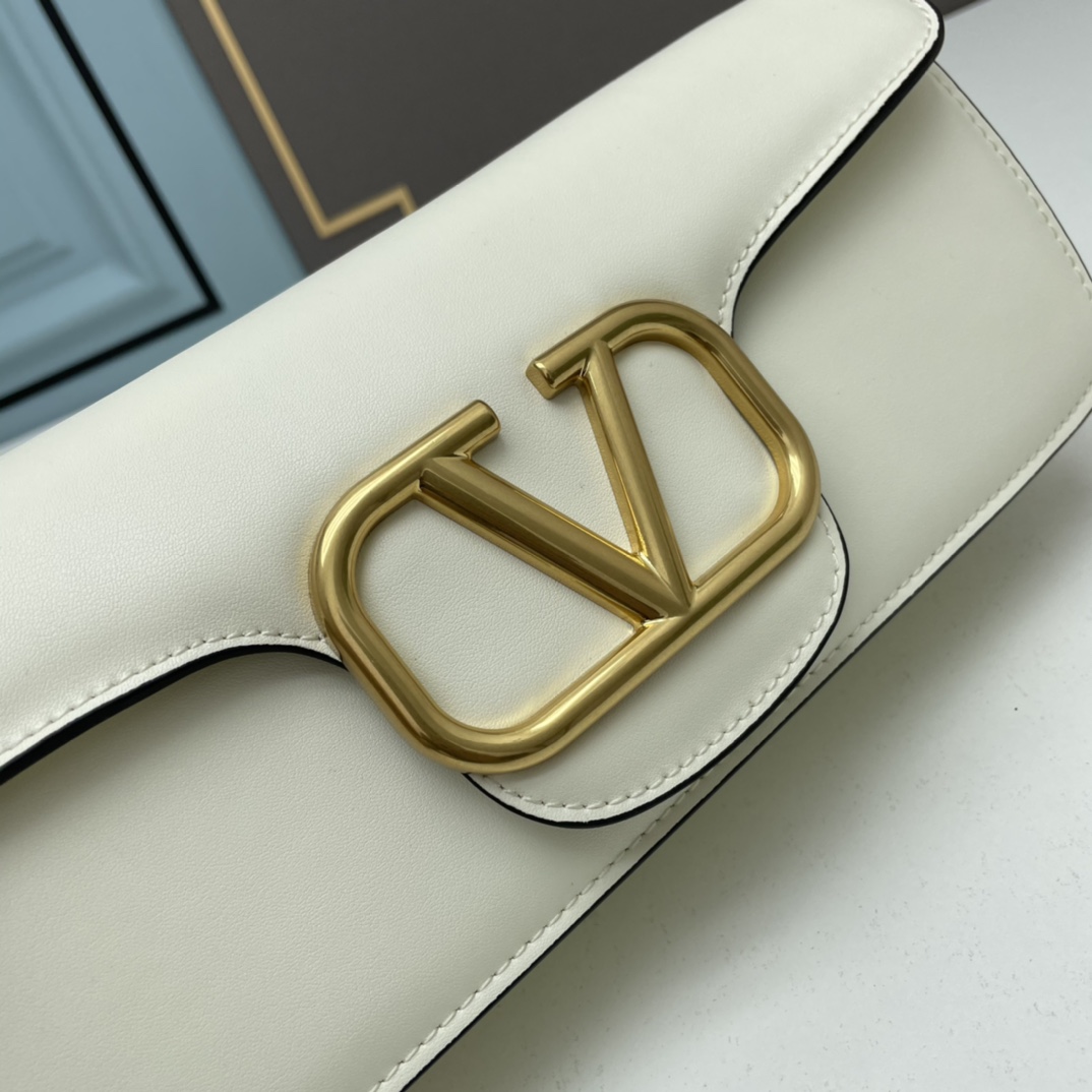 经典包袋升级，占据街头焦点。标志性铆钉点缀包身与包带，再来点新颜色瞧瞧，解锁无限搭配可能！金属链条和细腻