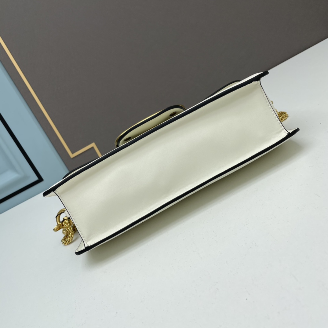 经典包袋升级，占据街头焦点。标志性铆钉点缀包身与包带，再来点新颜色瞧瞧，解锁无限搭配可能！金属链条和细腻