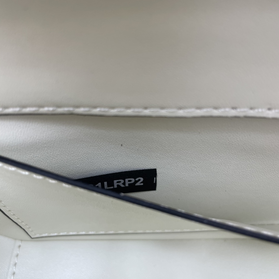 经典包袋升级，占据街头焦点。标志性铆钉点缀包身与包带，再来点新颜色瞧瞧，解锁无限搭配可能！金属链条和细腻