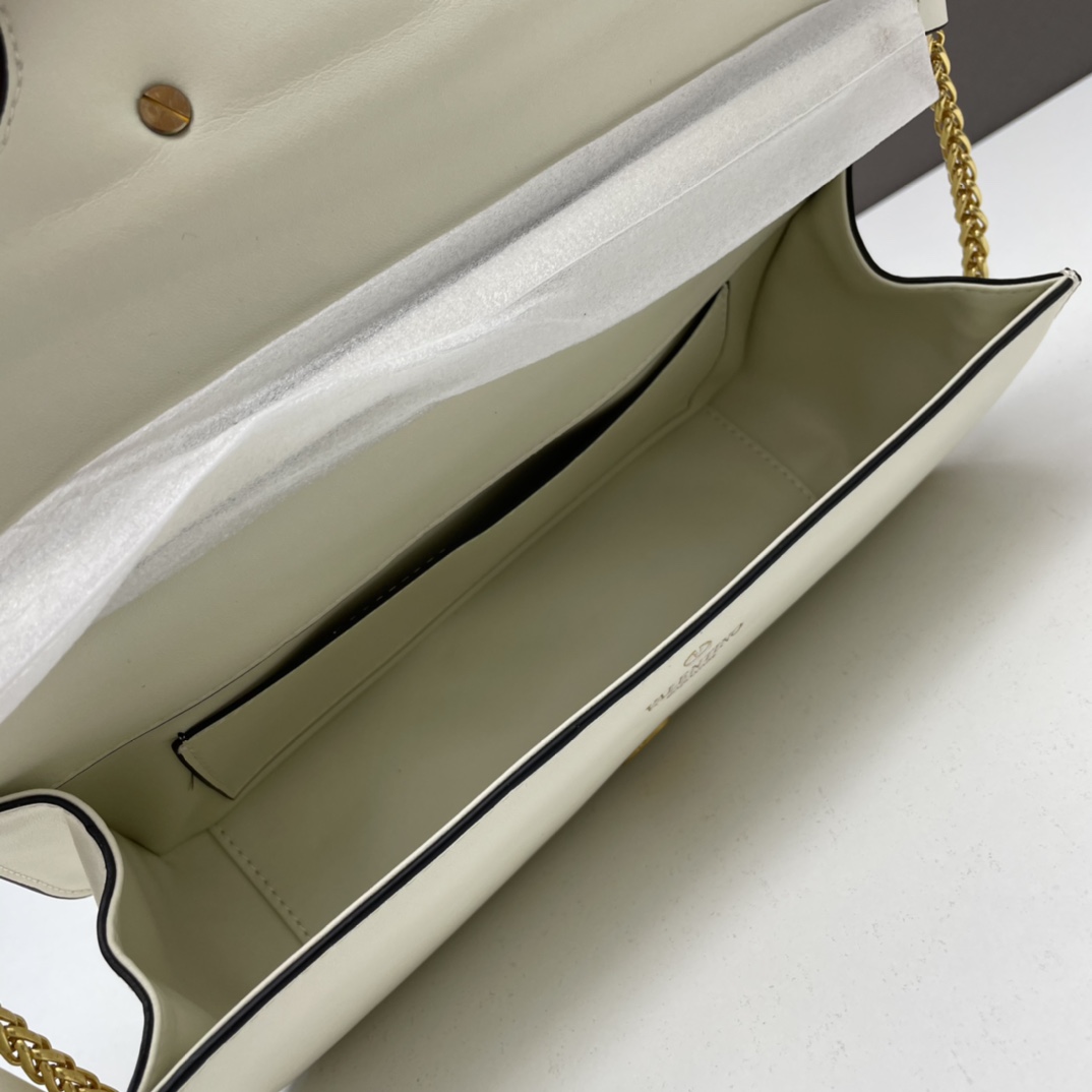 经典包袋升级，占据街头焦点。标志性铆钉点缀包身与包带，再来点新颜色瞧瞧，解锁无限搭配可能！金属链条和细腻