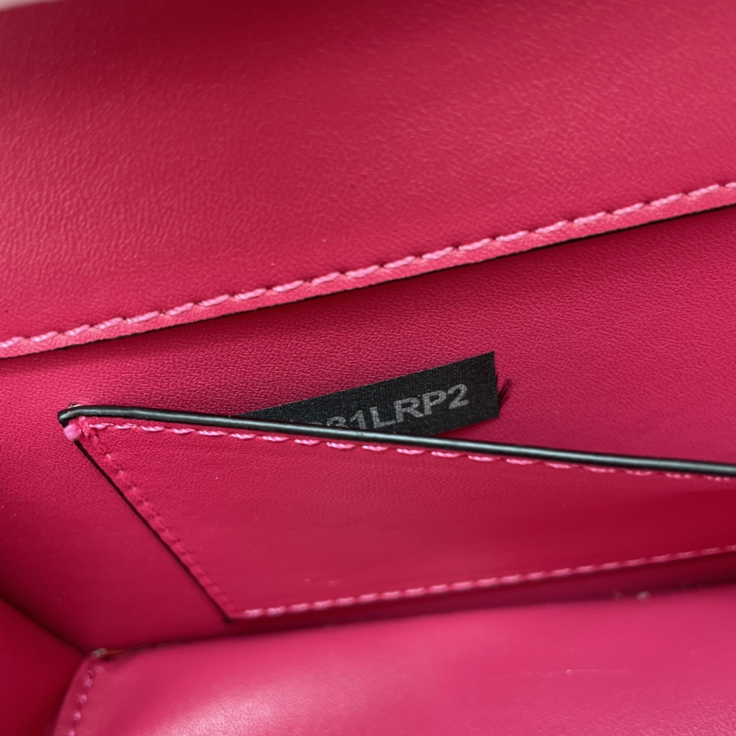 🌺新品🌺华家早春系列# 经典包袋升级，占据街头焦点。标志性铆钉点缀包身与包带，再来点新颜色瞧瞧，解锁无限