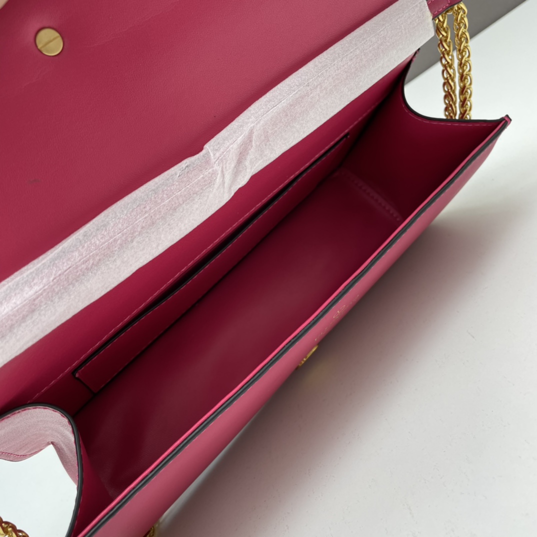 🌺新品🌺华家早春系列# 经典包袋升级，占据街头焦点。标志性铆钉点缀包身与包带，再来点新颜色瞧瞧，解锁无限