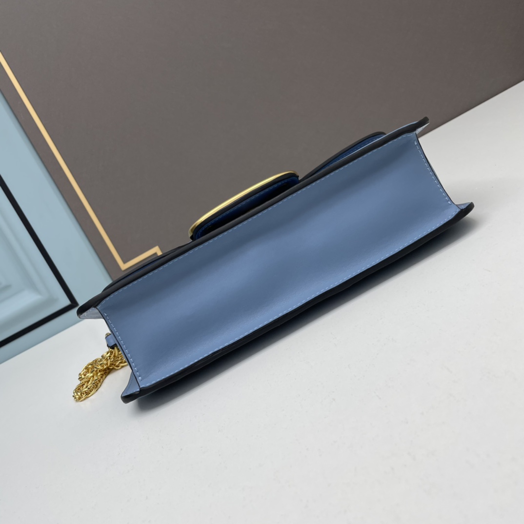 经典包袋升级，占据街头焦点。标志性铆钉点缀包身与包带，再来点新颜色瞧瞧，解锁无限搭配可能！金属链条和细腻