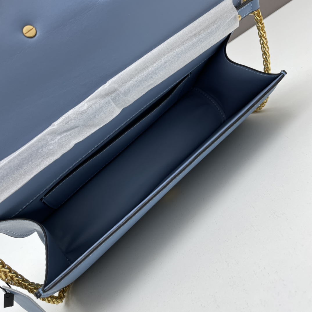 经典包袋升级，占据街头焦点。标志性铆钉点缀包身与包带，再来点新颜色瞧瞧，解锁无限搭配可能！金属链条和细腻