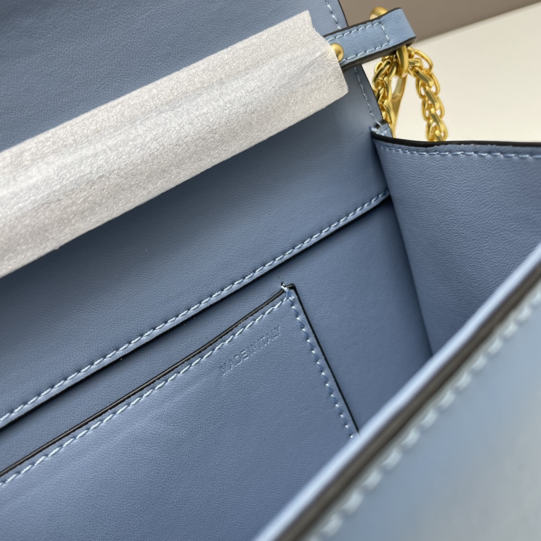 经典包袋升级，占据街头焦点。标志性铆钉点缀包身与包带，再来点新颜色瞧瞧，解锁无限搭配可能！金属链条和细腻