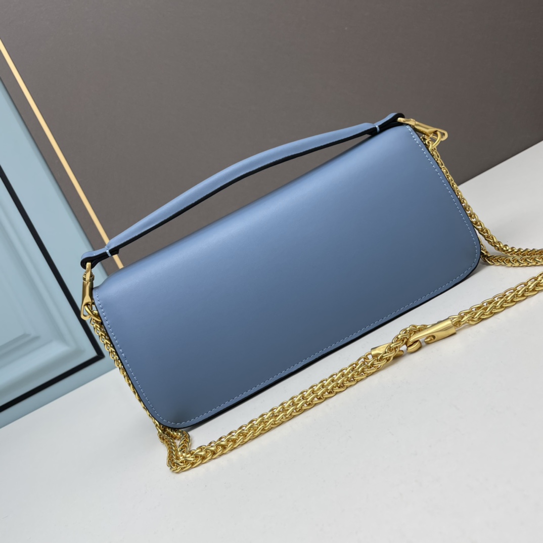 经典包袋升级，占据街头焦点。标志性铆钉点缀包身与包带，再来点新颜色瞧瞧，解锁无限搭配可能！金属链条和细腻