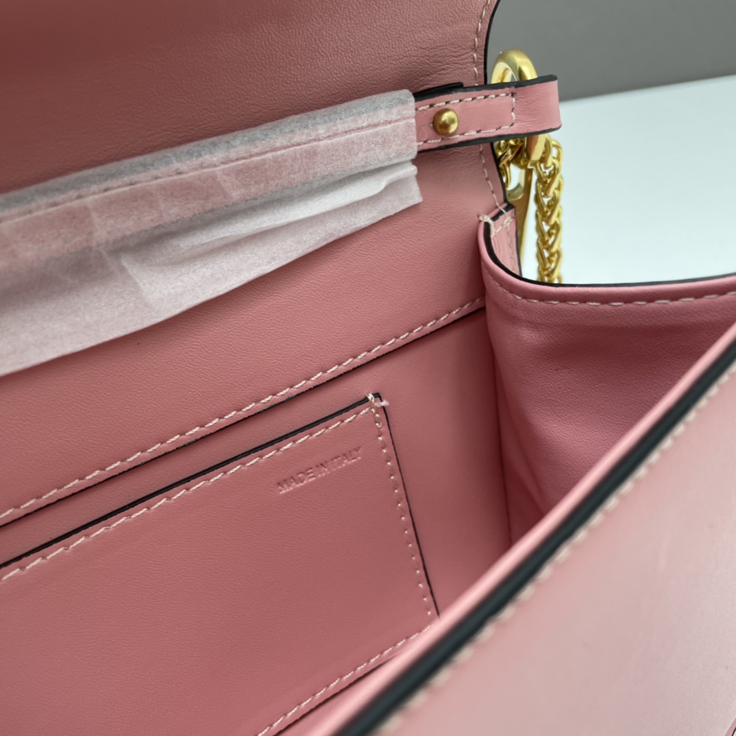 经典包袋升级，占据街头焦点。标志性铆钉点缀包身与包带，再来点新颜色瞧瞧，解锁无限搭配可能！金属链条和细腻