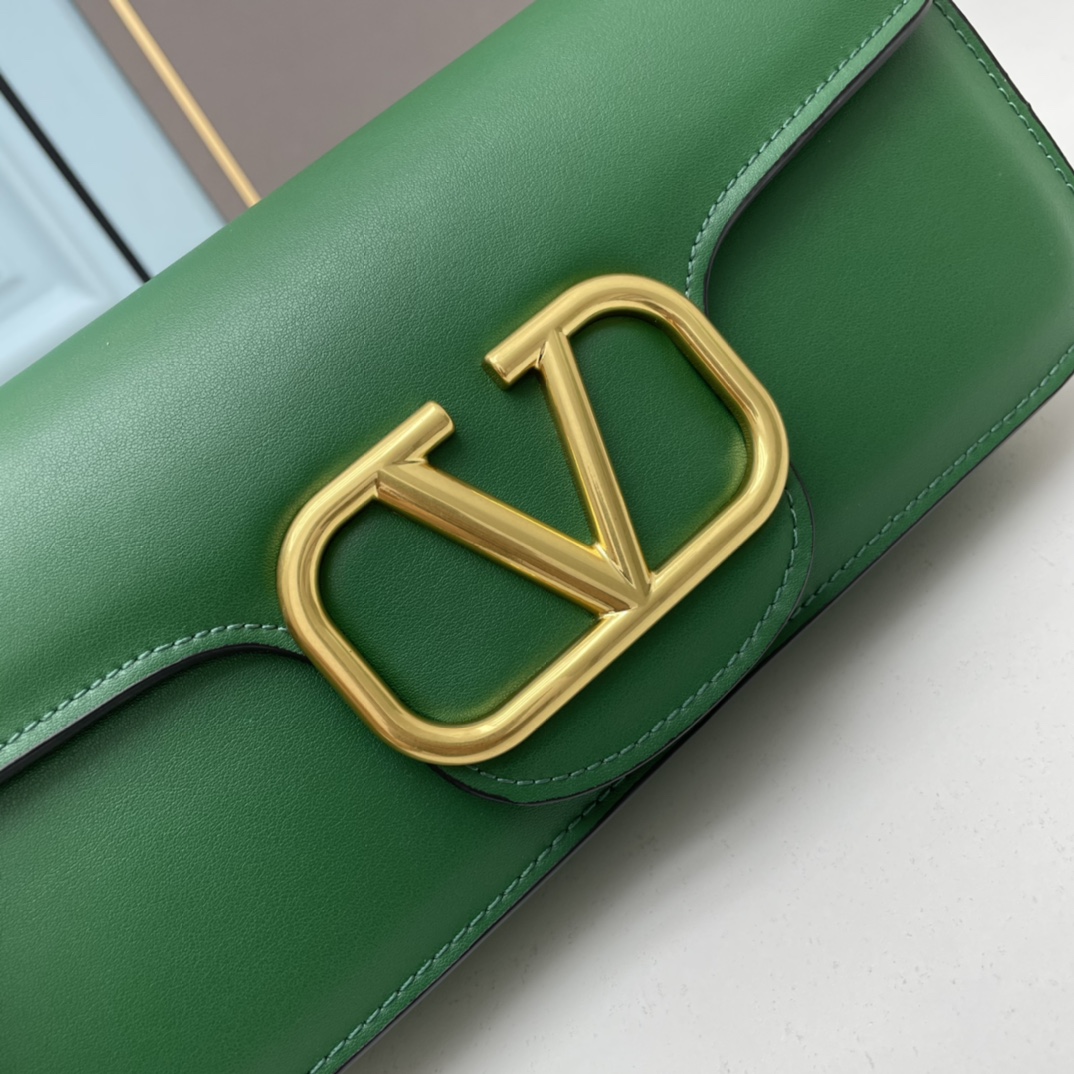 经典包袋升级，占据街头焦点。标志性铆钉点缀包身与包带，再来点新颜色瞧瞧，解锁无限搭配可能！金属链条和细腻