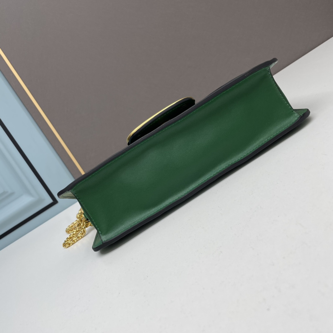 经典包袋升级，占据街头焦点。标志性铆钉点缀包身与包带，再来点新颜色瞧瞧，解锁无限搭配可能！金属链条和细腻