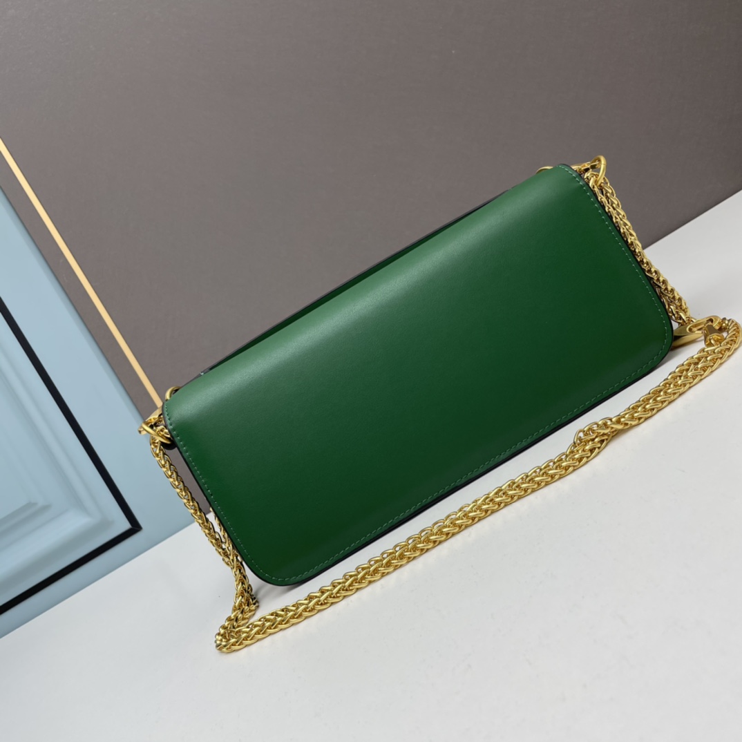 经典包袋升级，占据街头焦点。标志性铆钉点缀包身与包带，再来点新颜色瞧瞧，解锁无限搭配可能！金属链条和细腻