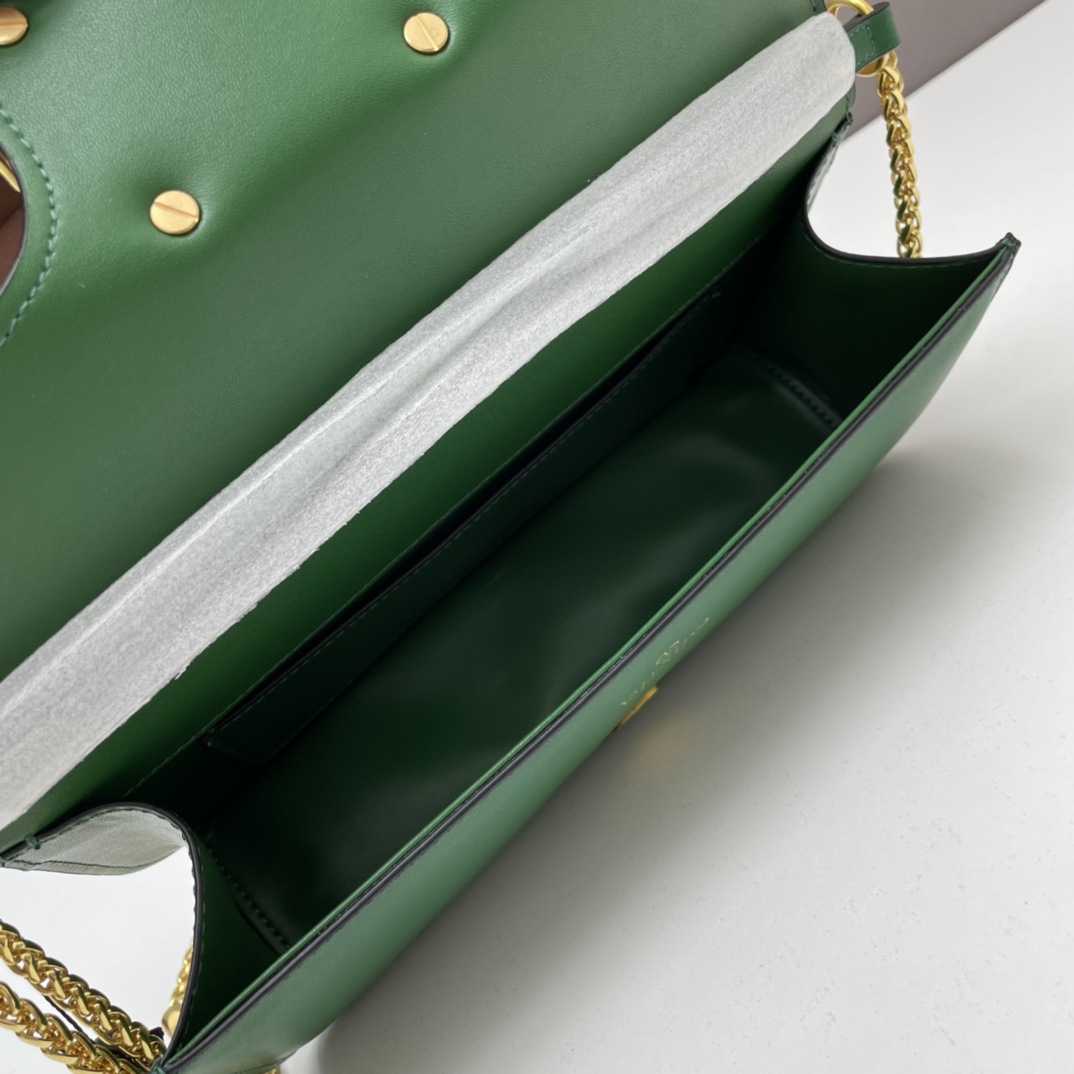 经典包袋升级，占据街头焦点。标志性铆钉点缀包身与包带，再来点新颜色瞧瞧，解锁无限搭配可能！金属链条和细腻