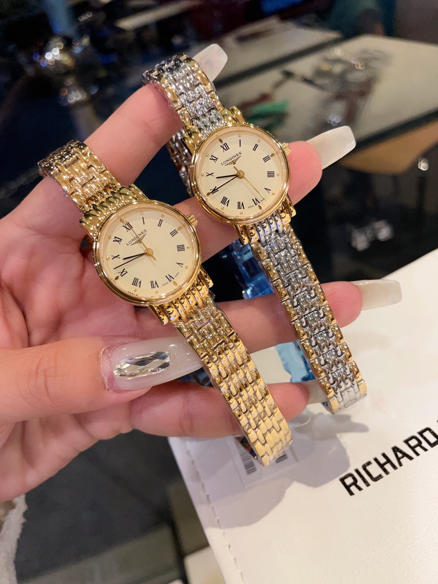 L0  中古浪琴 Longines 小金表 浪琴 Longines 中古表，vintage西洋longines简约小金豆，简直太别致了小尺寸26mm低调又不失细节的美，表盘刻度也太纤细秀气了吧复古独特，上手不撞款，蓝宝石玻璃镜面经得起岁月的磨练，走时精准，秀气文雅，当你觉得今天的首饰配不上你的穿搭的时候选他就对了，时尚百搭绝绝子