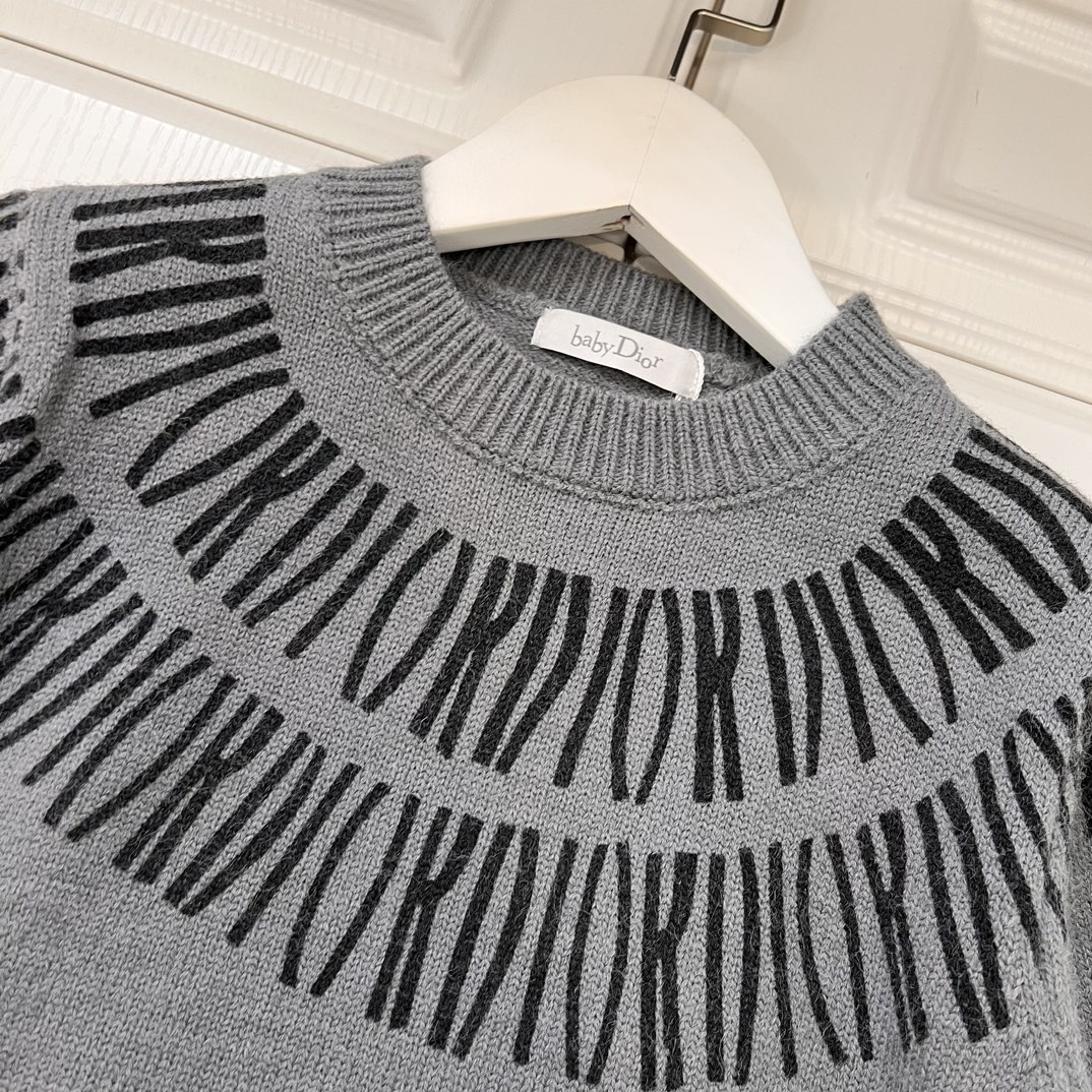 Fashion Review: Dior’s Stylish Collar Sweaters with Special Prints and Luxurious Fabric - 图片 4