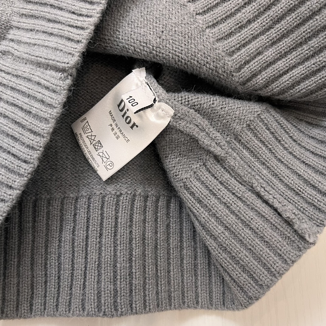Fashion Review: Dior’s Stylish Collar Sweaters with Special Prints and Luxurious Fabric - 图片 5