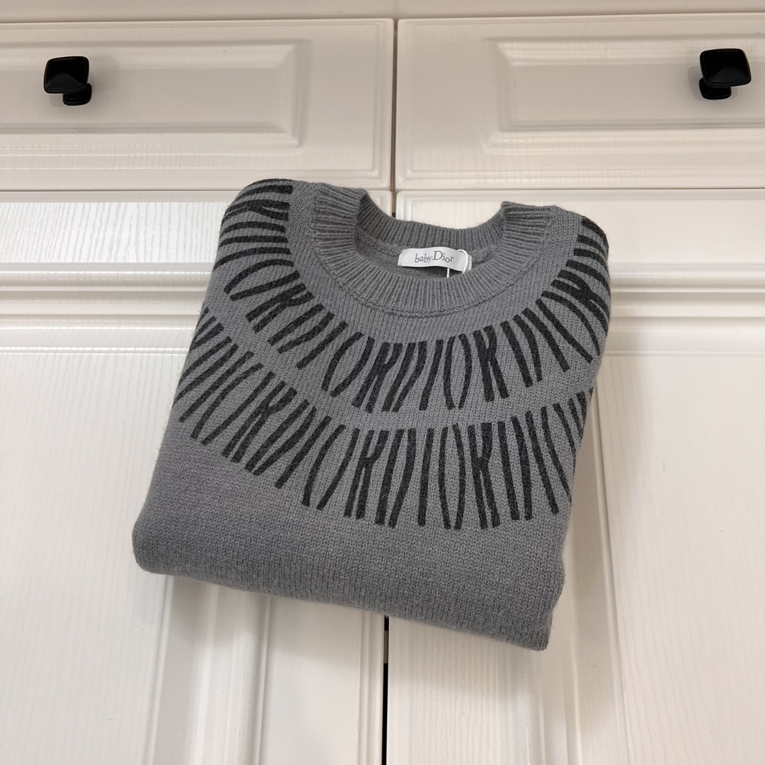 Fashion Review: Dior’s Stylish Collar Sweaters with Special Prints and Luxurious Fabric - 图片 7