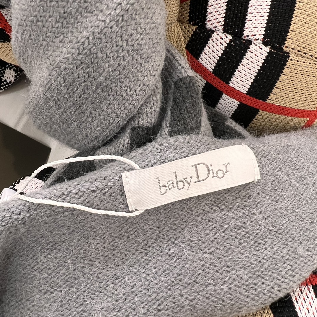 Fashion Review: Dior’s Stylish Collar Sweaters with Special Prints and Luxurious Fabric - 图片 9