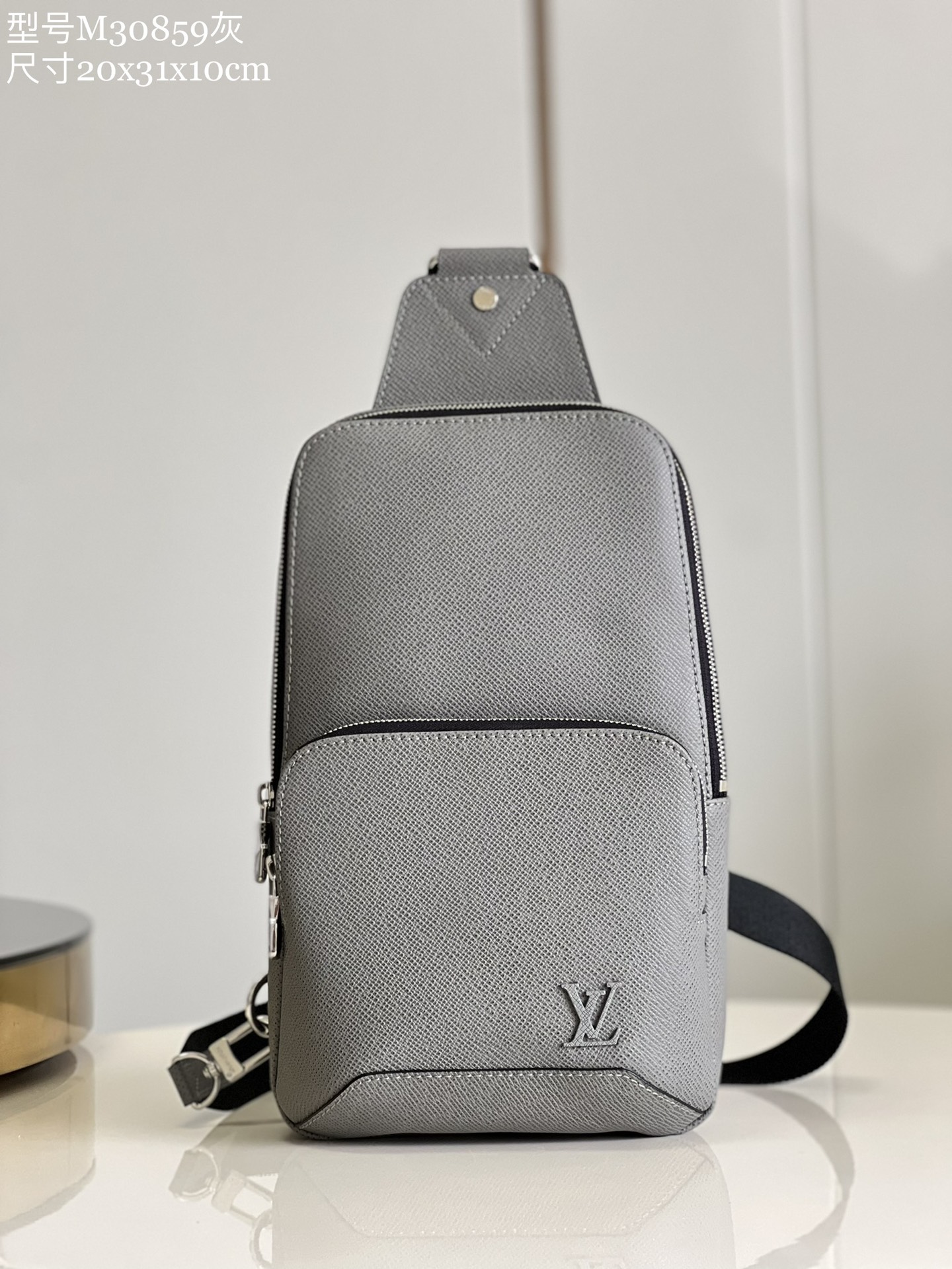 NO:399242,【Exclusive real photo M30859 gray】M30443 Avenue shoulder bag uses Taga leather to outline the iconic lines, embellish LV letters, and has the function of the front zipper bag and inner patch pocket, providing a trendy choice other than traditional backpacks. Adjustable shoulder straps and hooks enable left and right carrying methods. Size 20x31x10cm (length x height x width) y.730,LV [original leather],louis vuitton,shoulder bags19860909【独家实拍 M30859灰】M30443 Avenue 单肩包采用 Taga 皮革勾勒标志性线条,点缀 LV 字母,更有前拉链袋与内贴袋融入功能性,提供传统双肩包之外的潮流之选.可调节肩带与钩扣实现左右背携方式.尺寸20x31x10cm (长度 x 高 x 宽) y.730,LV【原厂皮】,louis vuitton,shoulder bags,Bag