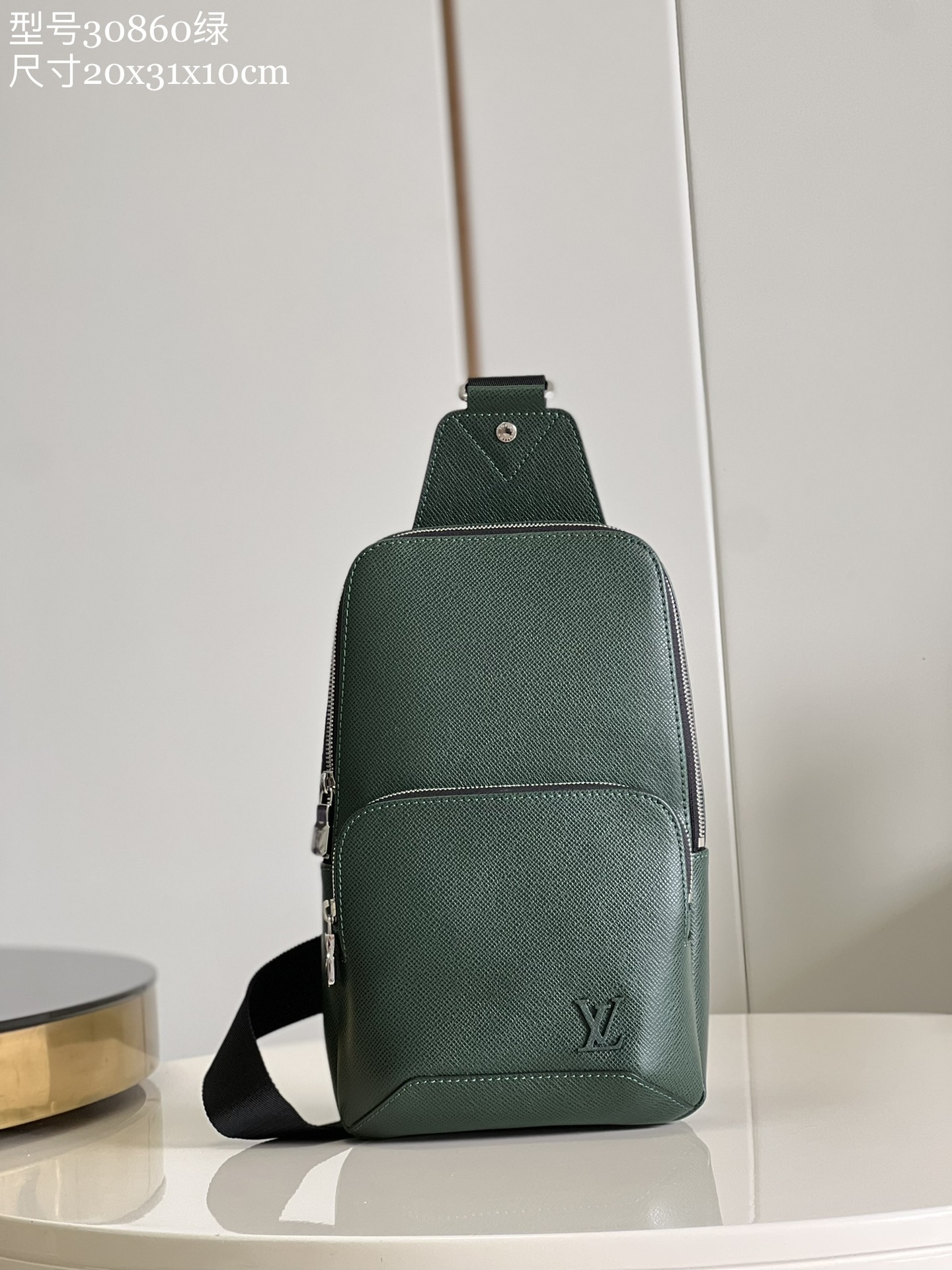 NO:399245,【Exclusive real photo M30860 green】M30443 Avenue shoulder bag uses Taga leather to outline the iconic lines, embellish LV letters, and has the function of the front zipper bag and inner patch bag, providing a trendy choice other than traditional backpacks. Adjustable shoulder straps and hooks enable left and right carrying methods. Size 20x31x10cm (length x height x width) y.730,LV [original leather],louis vuitton,shoulder bags19860909【独家实拍 M30860绿】M30443 Avenue 单肩包采用 Taga 皮革勾勒标志性线条,点缀 LV 字母,更有前拉链袋与内贴袋融入功能性,提供传统双肩包之外的潮流之选.可调节肩带与钩扣实现左右背携方式.尺寸20x31x10cm (长度 x 高 x 宽) y.730,LV【原厂皮】,louis vuitton,shoulder bags,Bag