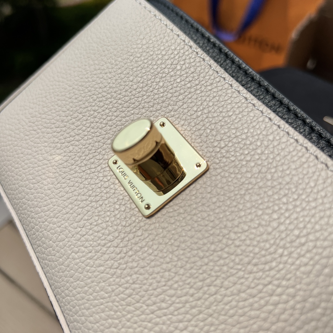 🌼 m58557尺寸:19×13×8cmLV海外渠道资源特供❗️Lockme Tender 手袋取材柔软