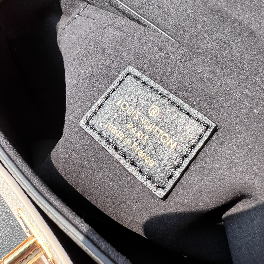 🌼 m58557尺寸:19×13×8cmLV海外渠道资源特供❗️Lockme Tender 手袋取材柔软