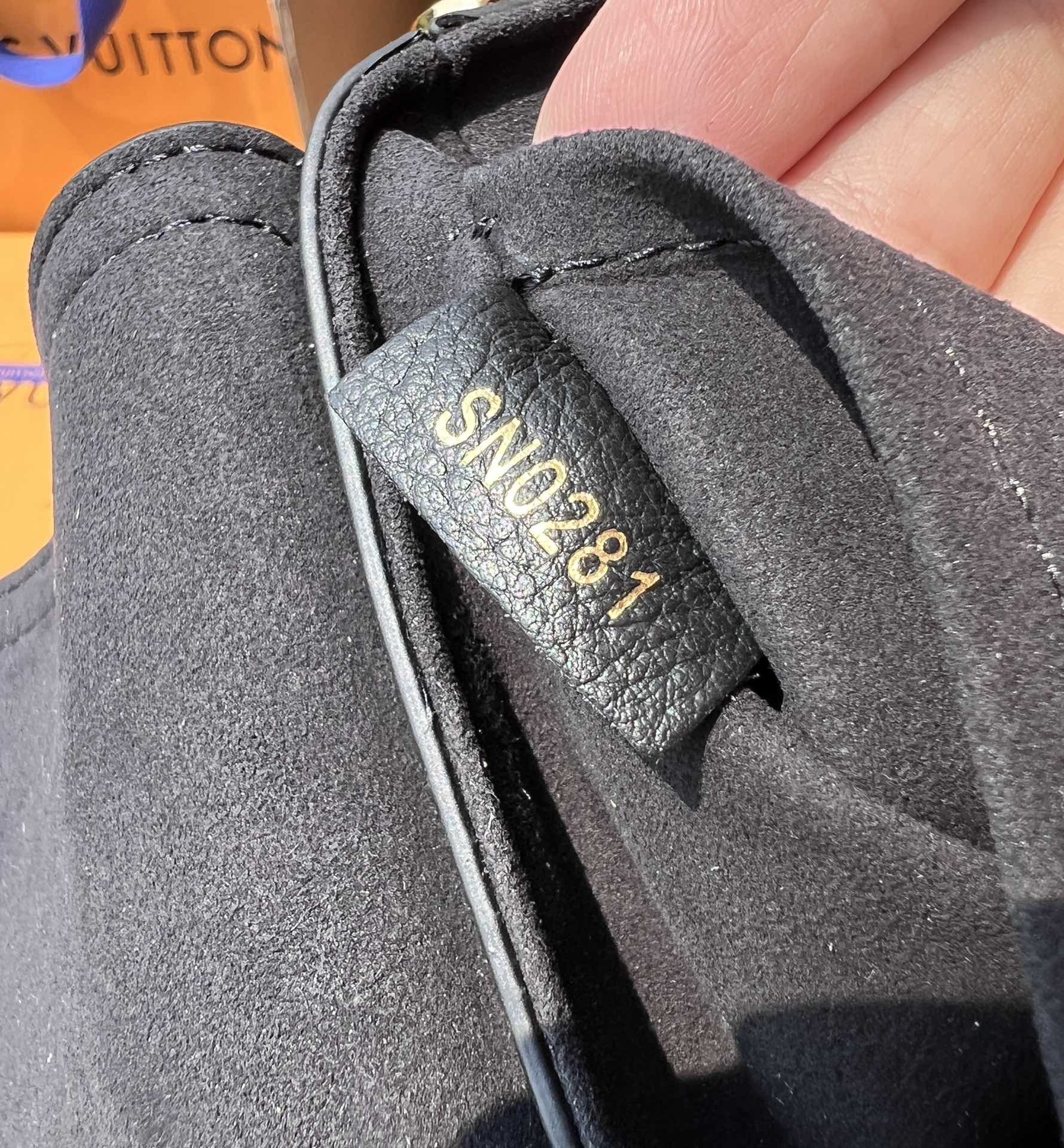 🌼 m58557尺寸:19×13×8cmLV海外渠道资源特供❗️Lockme Tender 手袋取材柔软