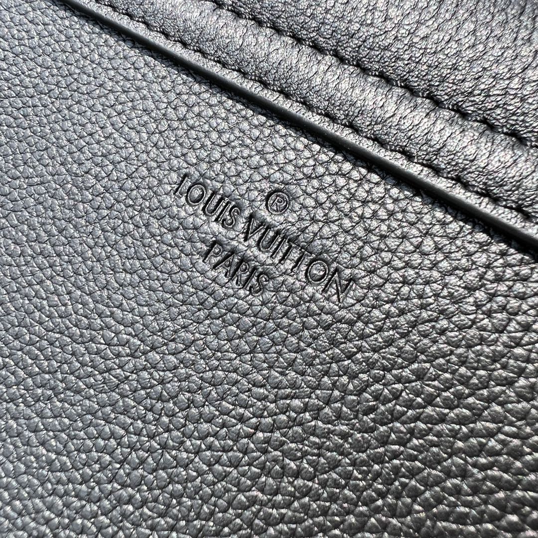 🌼 m58557尺寸:19×13×8cmLV海外渠道资源特供❗️Lockme Tender 手袋取材柔软