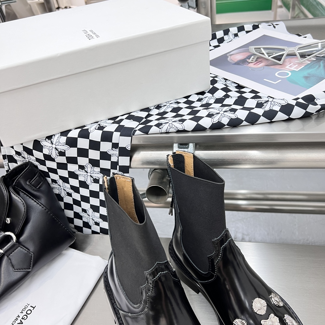 “2022 Autumn-Winter Fashion: Toga Pulla Bulletproof Boots Shine Bright!” - 图片 4