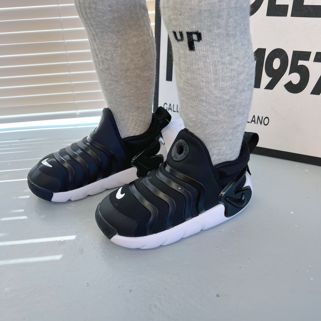 只要🔥 毛毛虫三代童鞋🐛一脚蹬很好穿脱，孩子很喜欢，柔软的泡棉鞋口，踩上去炒鸡舒服🤍🤍鞋口很贴脚 跑起步来也不担心会掉跟～推荐-选品中心