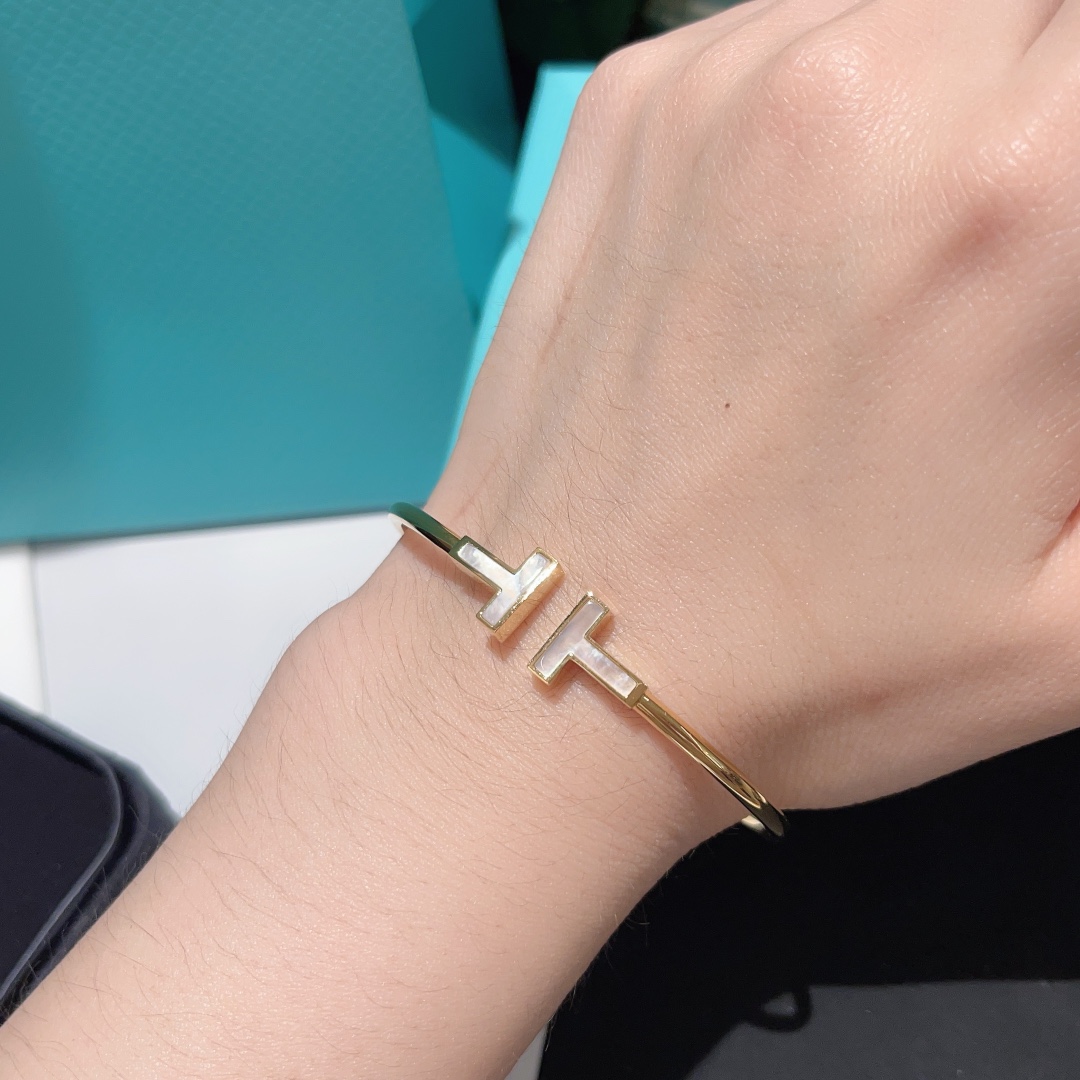 NO:677901,Ladylike T Bracelet Double T White Mother-of-Pearl Bracelet #TH whitening artifact, bracelet, Cartier high-end jewelry19860909淑女气质的T手镯 双T白贝母手镯#TH 显白神器,,bracelet,卡迪亚高端饰品,Jewelry