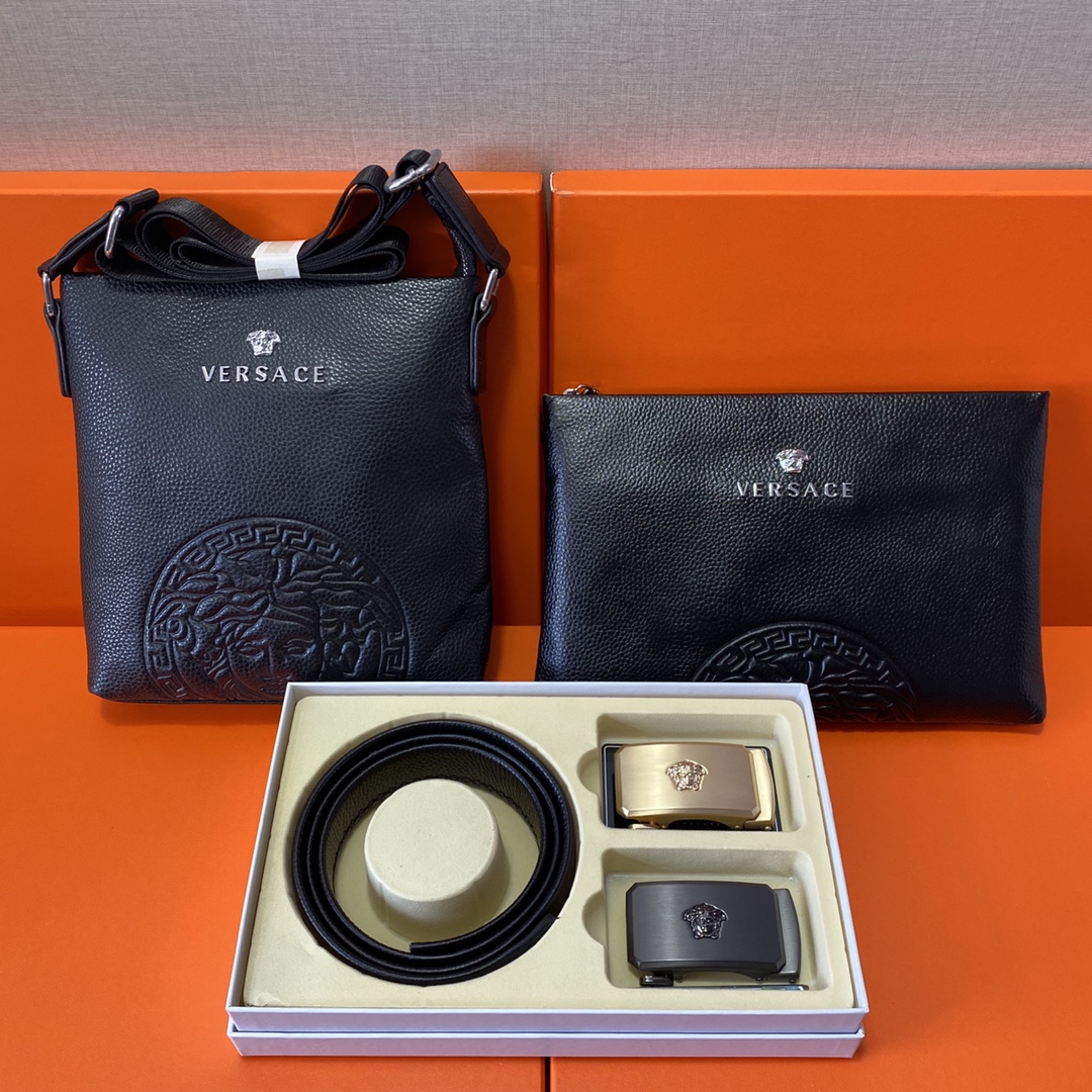 J0 Versace 范思哲  头层皮质组合礼盒包装腰带俩款包包超级组合 公文包包是很实用的选择.手提包日常是非常适合的. 双扣皮带：头层皮质带身搭配3.5cm广州原版扣 尺寸范思哲斜挎包：长20cm宽4cm高21cm\r  范思哲手提包：长25cm宽2cm高16cm