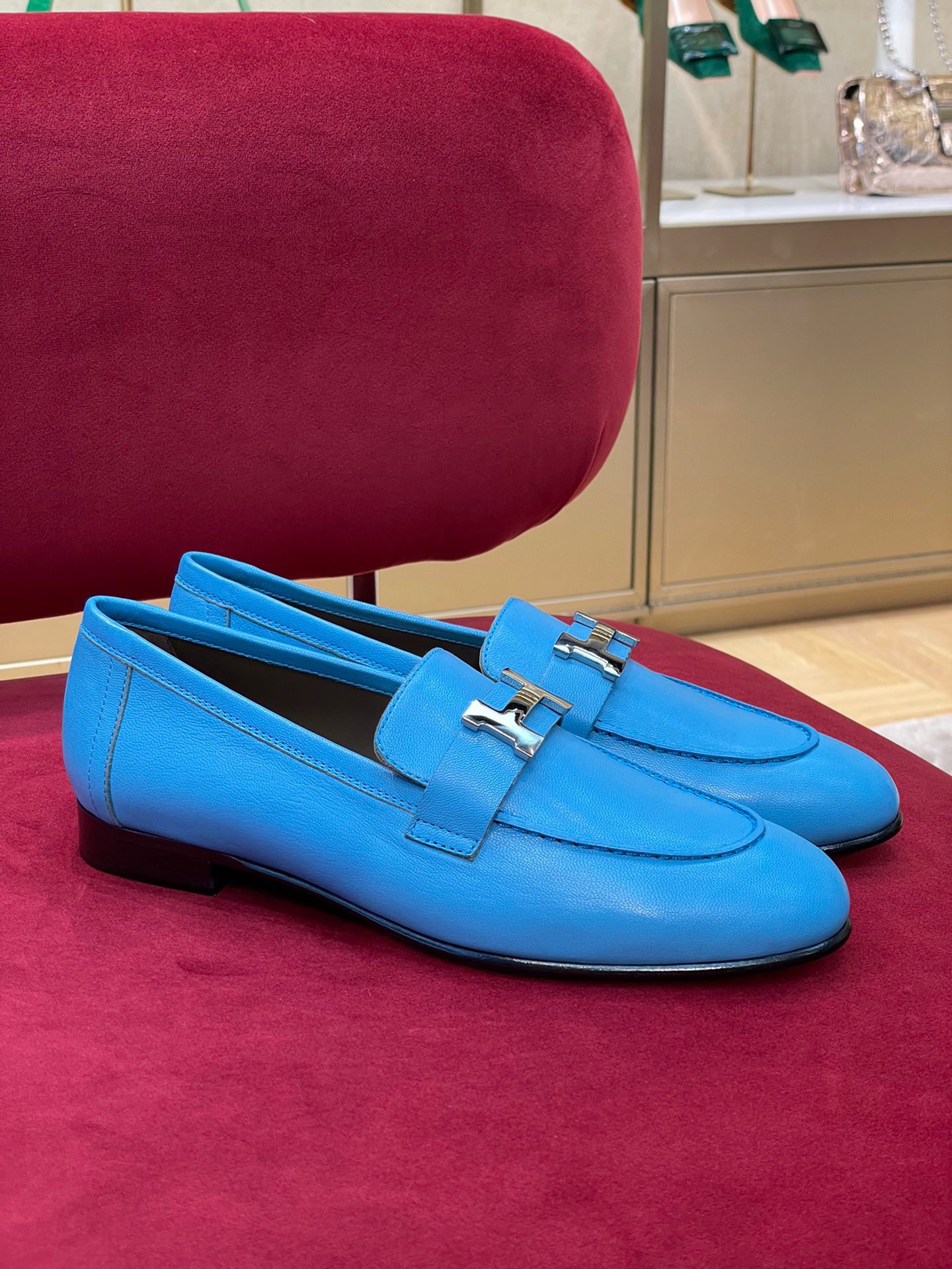 NO:260967,Purchase version of herme…s Classic H-button loafers Classic colors (full series)   new color matching exquisite I-button decoration, simple and atmospheric, full of high-end feel!  Selected imported calf leather material, inner lambskin, Italian imported cowhide leather, the front sheet has been injected with rubber!  Top quality 35-41, loafers, hermes, loafers, cowhide, sheepskin19860909代购版 herme…s 经典H扣乐福鞋 经典色（全系列） 新配色 精致工字扣装饰,简约大气,高级感拉满！ 甄选进口小牛皮材质,内里小羊皮 鞋底意大利进口牛皮革,前张做了注塑橡胶工艺！ 顶级精品35-41,乐福鞋,hermes,loafers,cowhide,sheepskin,Women's Shoes