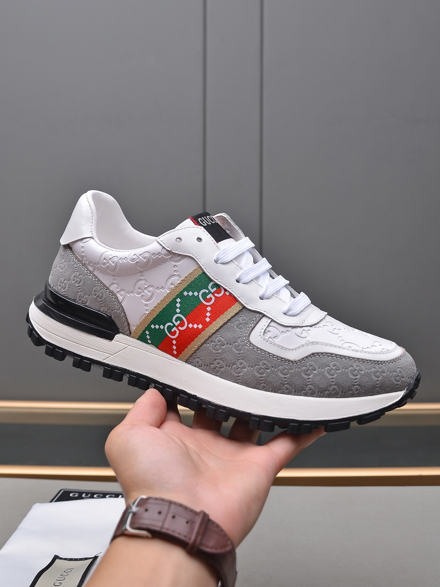 I5  2022主推款Gucci  古奇 GUCCI休闲时尚男鞋版型简洁大气，潮男专属.原版素元素完美压花工艺Gucci  古奇 原版装饰，时尚又大方，面料原版小牛皮压花全进口头层羊内里，指定耐磨、橡胶休闲大底，专柜经典款实物拍摄38-44 45可定做 两色选