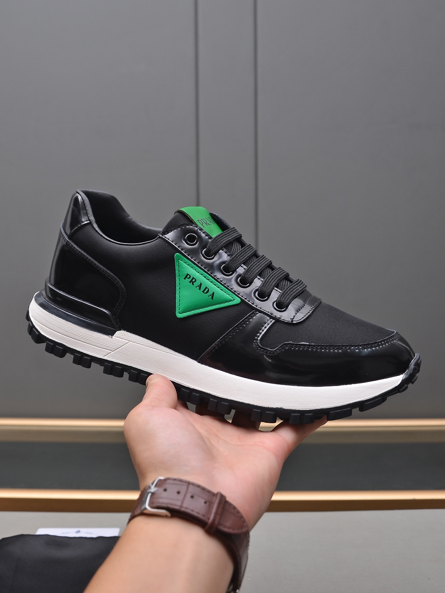 I5  Prada 普拉达  材料:进口软牛皮进口防水布,透气羊里.大底：橡胶耐磨底.码数：38-4445定做颜色:黑 白