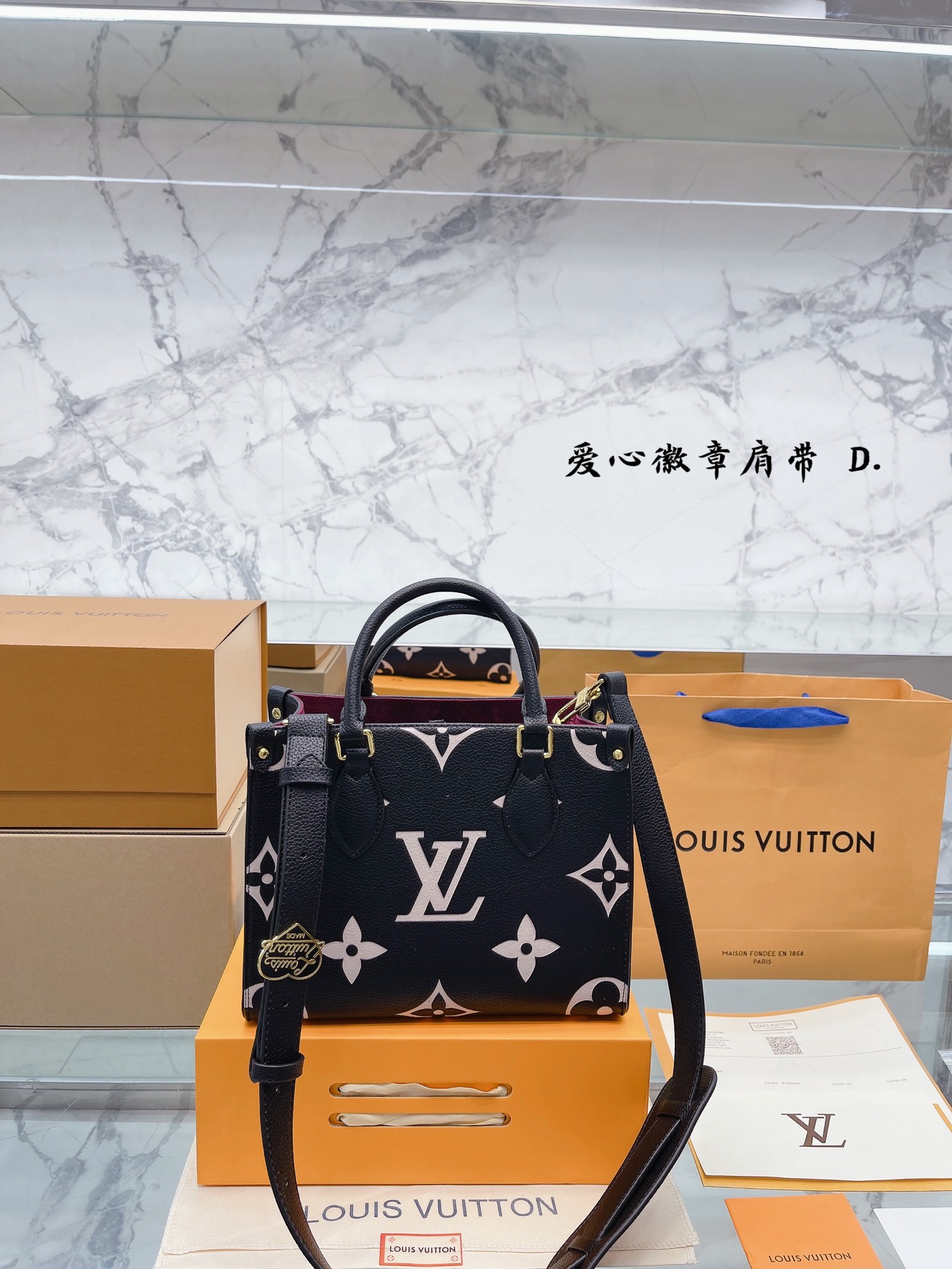 J5 牛皮版本升级款 爱心徽章肩带 高品质 Louis Vuitton 路易威登 LV  onthego妈咪袋 性价比之王这是一款超赞的包型，灵感来自于恶搞 Louis Vuitton 路易威登 LV 的街头品牌，曾经的曾经，Louis Vll litton永远不会走下神坛，1:1品质 非常值得入的一季，超大购物袋，不容易变形 而且大Logo的设计超级好看。除了手拎以外，还非常贴心的加了中长的肩挎的肩带，可以说是非常赞了，对花品质 秒杀市场一切低端货 上身真的很有气质尺寸25 20cm 全套包装
