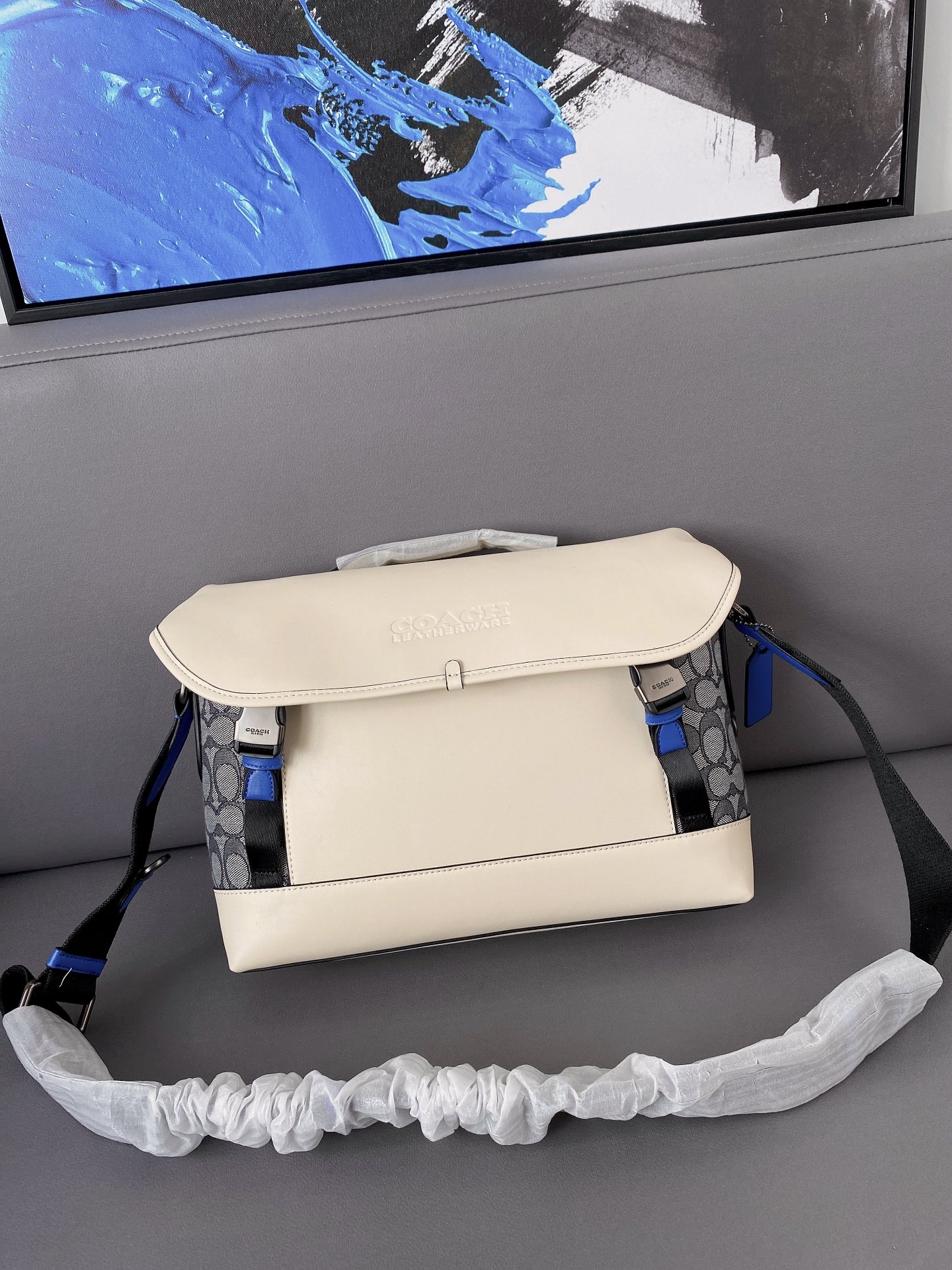 L0  Coach 蔻驰   League骑行包 翻盖邮差包 大容量男士手提斜挎包 经典Logo搭配原厂工艺材质 休闲百搭 采用精湛镶嵌细工，实物拍摄 原厂原版面料 配送小票 防尘袋 礼盒 23 x 31 cm。