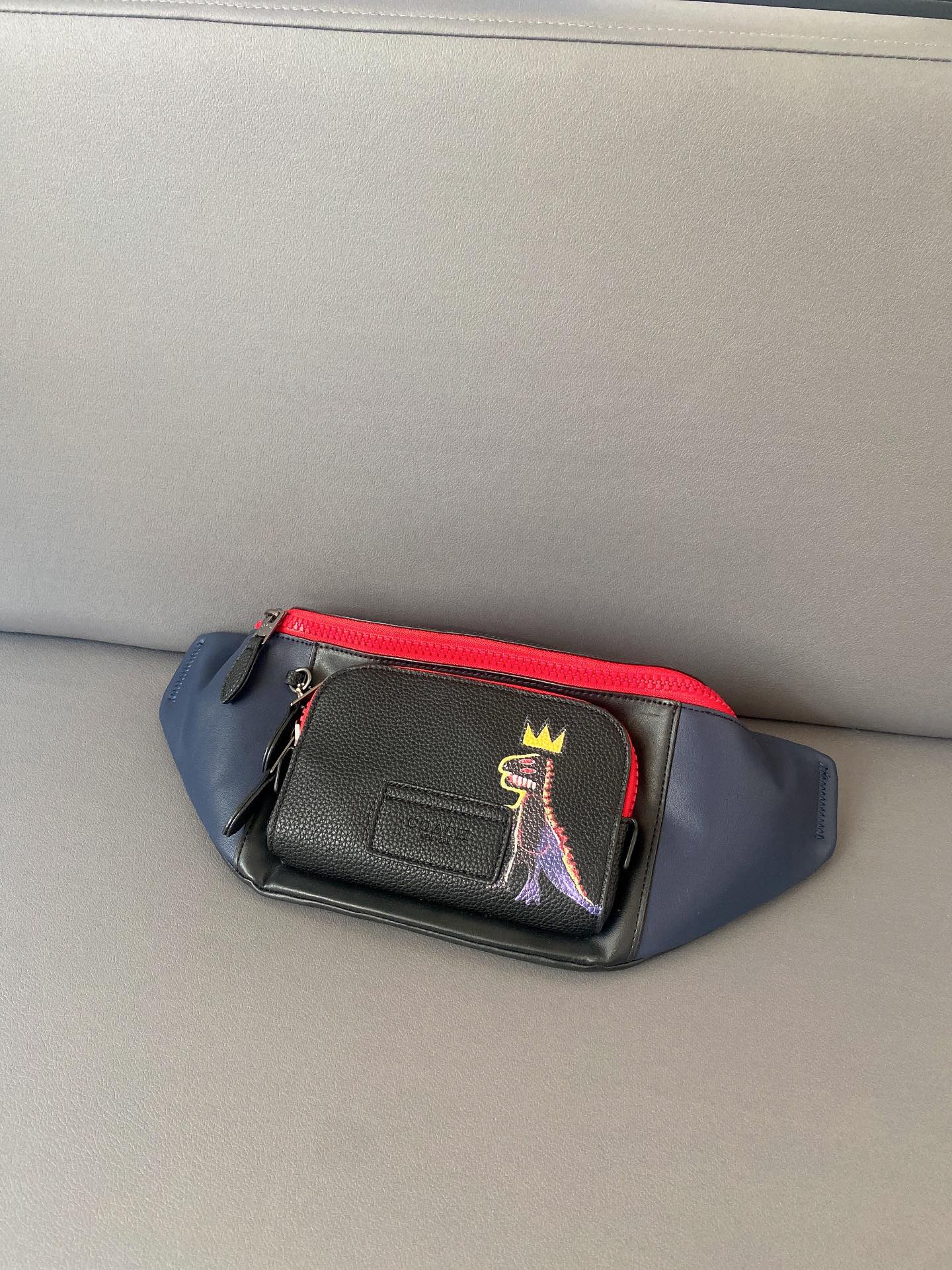 J0  Coach 蔻驰   Track恐龙涂鸦腰包 男女通用斜挎包 胸包 经典百搭 采用精湛镶嵌细工，实物拍摄 原厂原版面料 配送小票防尘袋 礼盒 40 x 17 cm。