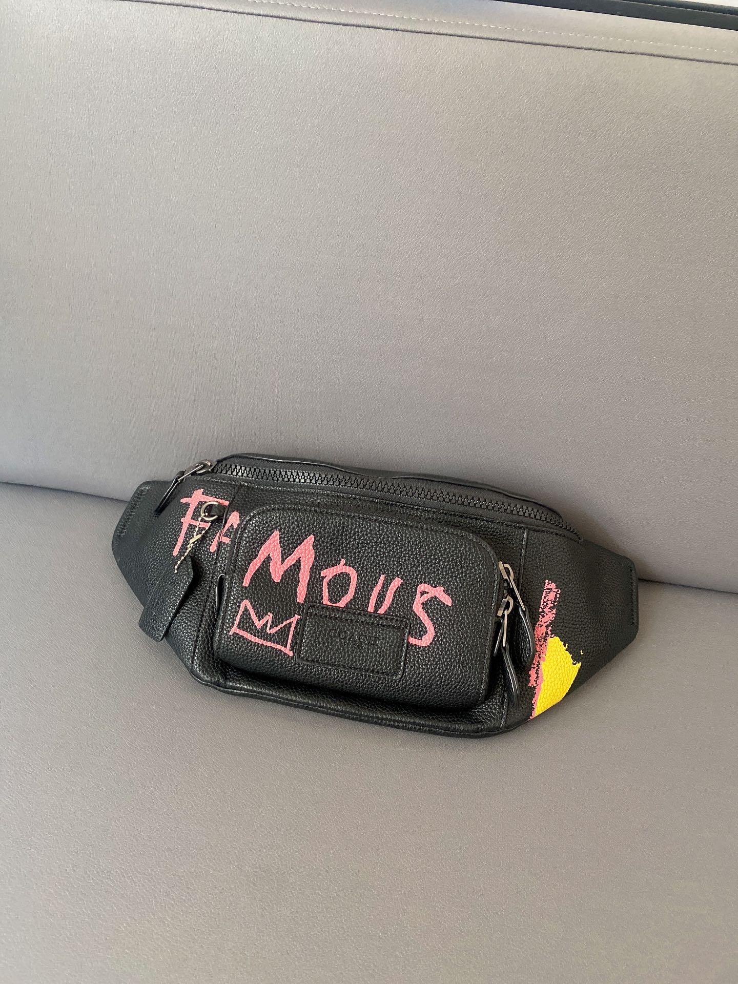 J0  Coach 蔻驰   X Basquiay 联名Track涂鸦腰包 男女通用斜挎包 胸包 经典百搭 采用精湛镶嵌细工，实物拍摄 原厂原版面料 配送小票防尘袋 礼盒 40 x 17 cm。