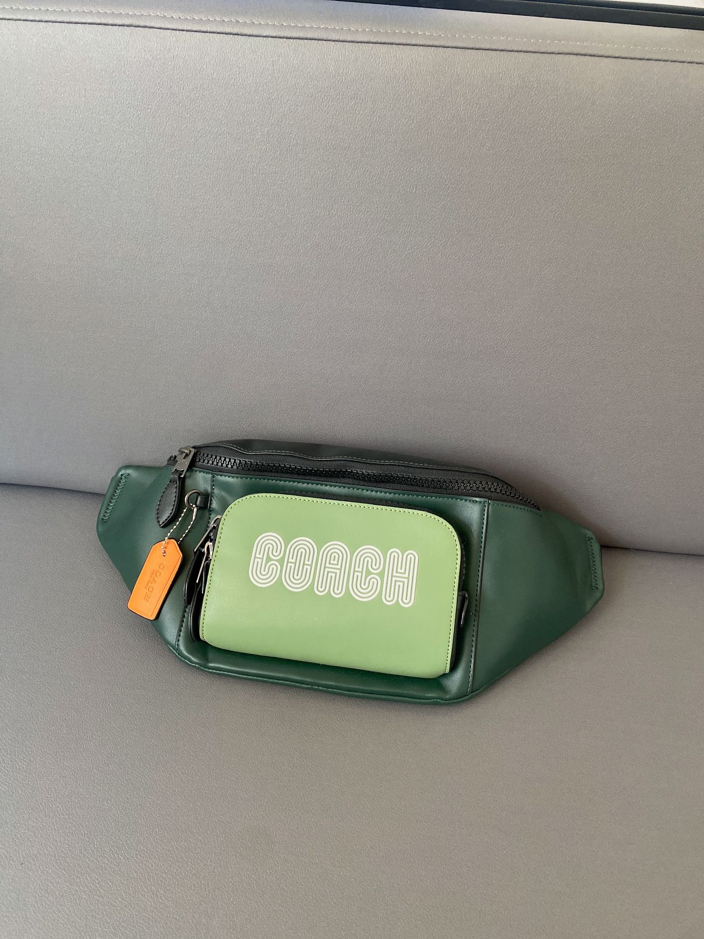 J0  Coach 蔻驰   Track撞色腰包 男女通用斜挎包 胸包 经典百搭 采用精湛镶嵌细工，实物拍摄 原厂原版面料 配送小票防尘袋 礼盒 40 x 17 cm。