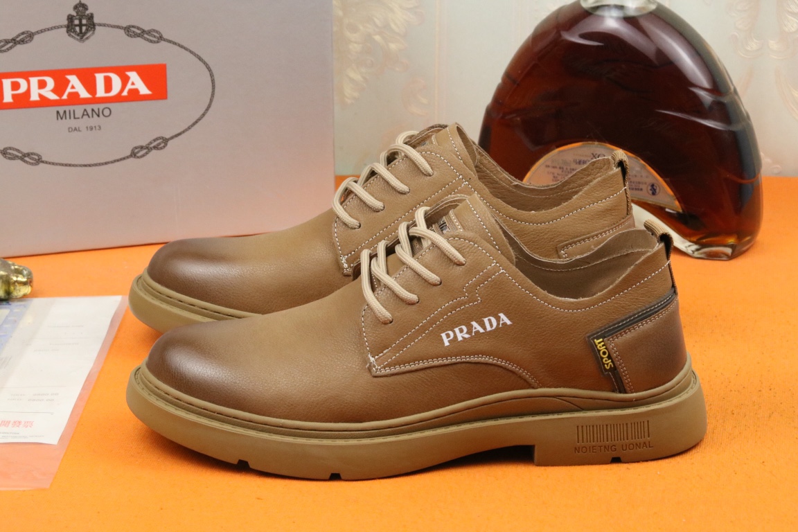 J0 高品质 Prada 普拉达 官网最新休闲皮鞋,顶级原单货,独家首发,精心打造,潮流时尚,绅士格调,鞋面采用进口头层磨砂牛皮,透气猪皮里,防滑牛筋大底, 时尚舒适.码数38-43