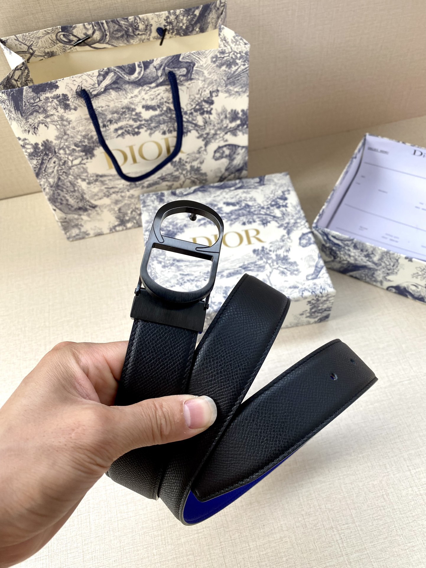 宽度3.5cmDIOR这款腰带扣采用“CD”标志造型以金属覆层黄铜精心打造可与各式35毫米腰带搭配提升格