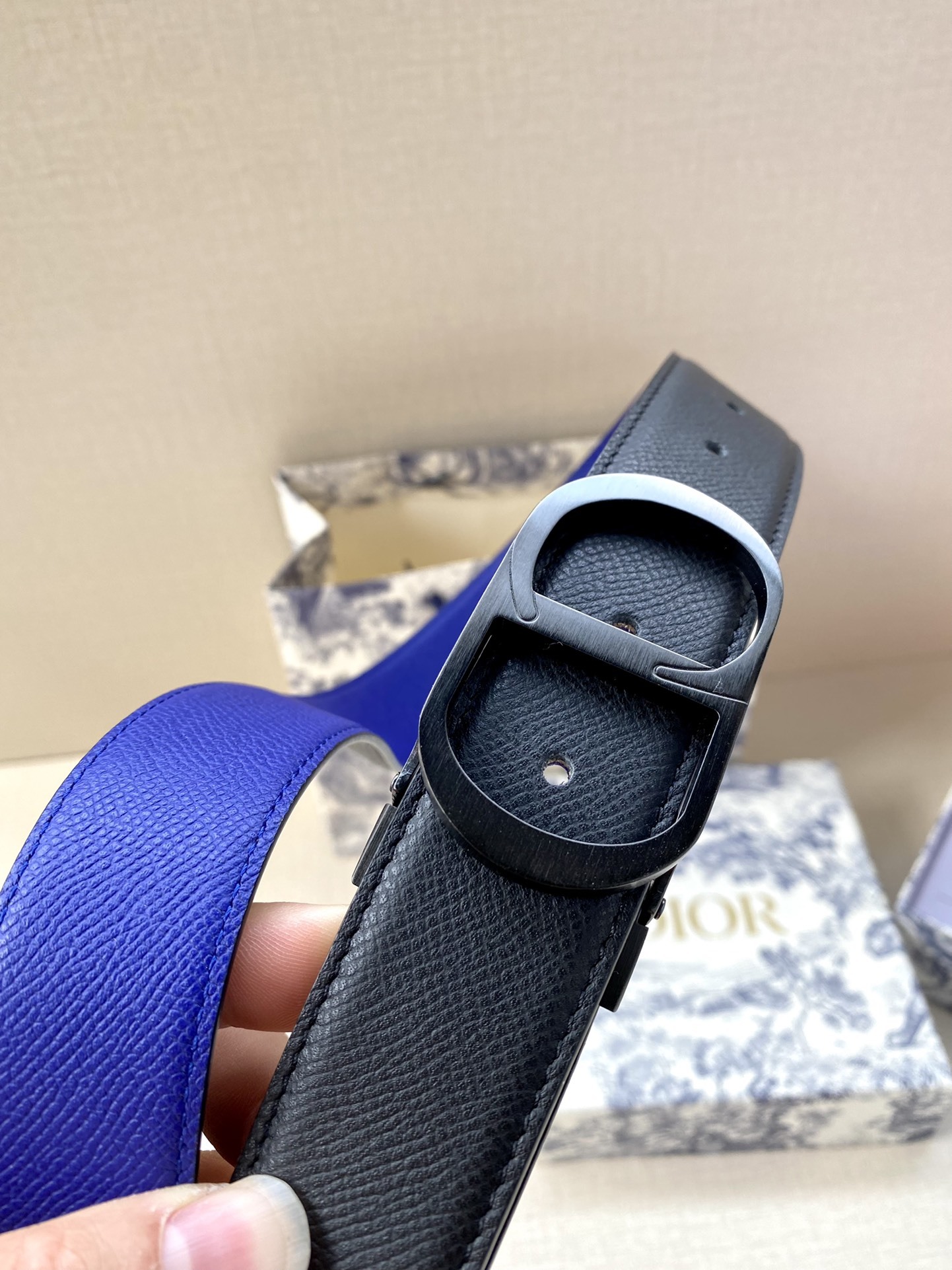 宽度3.5cmDIOR这款腰带扣采用“CD”标志造型以金属覆层黄铜精心打造可与各式35毫米腰带搭配提升格