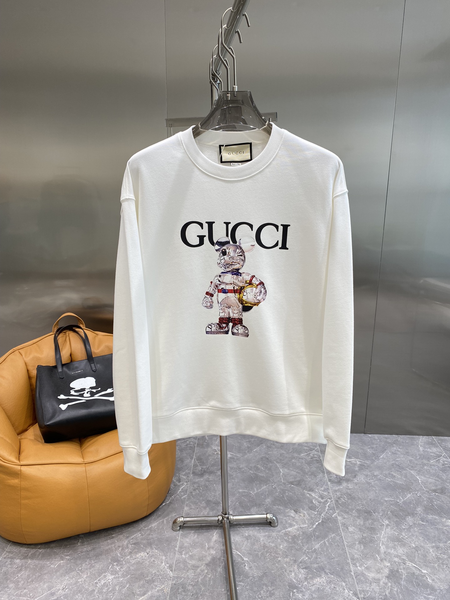 💥 GUCCI 古驰 新款潮流经典卫衣,精致裁剪,高品质工艺!采用定织定染纯棉面料420克左右纯棉卫衣面料!图案进口数码印花工艺,耐穿耐洗久穿不变型,微阔百搭男女同款.颜色:黑色 米白.