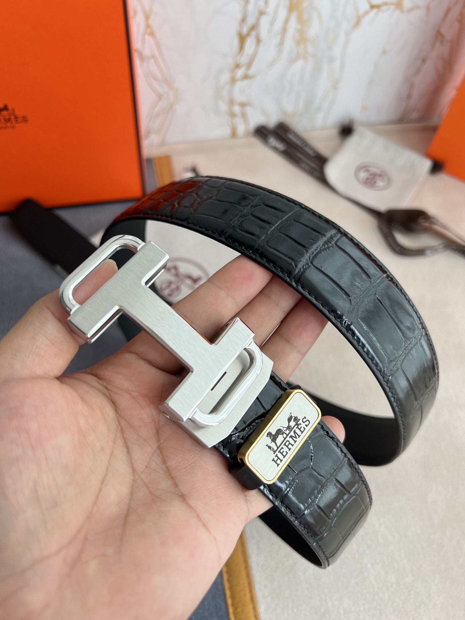 I5   Hermes 爱玛仕 自动扣皮带腰带  型号：自动带身,纯钢材质经典自动扣,自动带身 腰带：百分百头层牛皮,自动带身,保证真皮.24k纯钢扣永不掉色专柜同等质量, 双面头层牛皮鳄鱼纹头层平纹皮底,银扣,纯钢材质自动扣,可自由裁剪,送人自用首选 包装请认准如图专柜包装,赠送拆装工具,原版电子票,宽度3.5cm