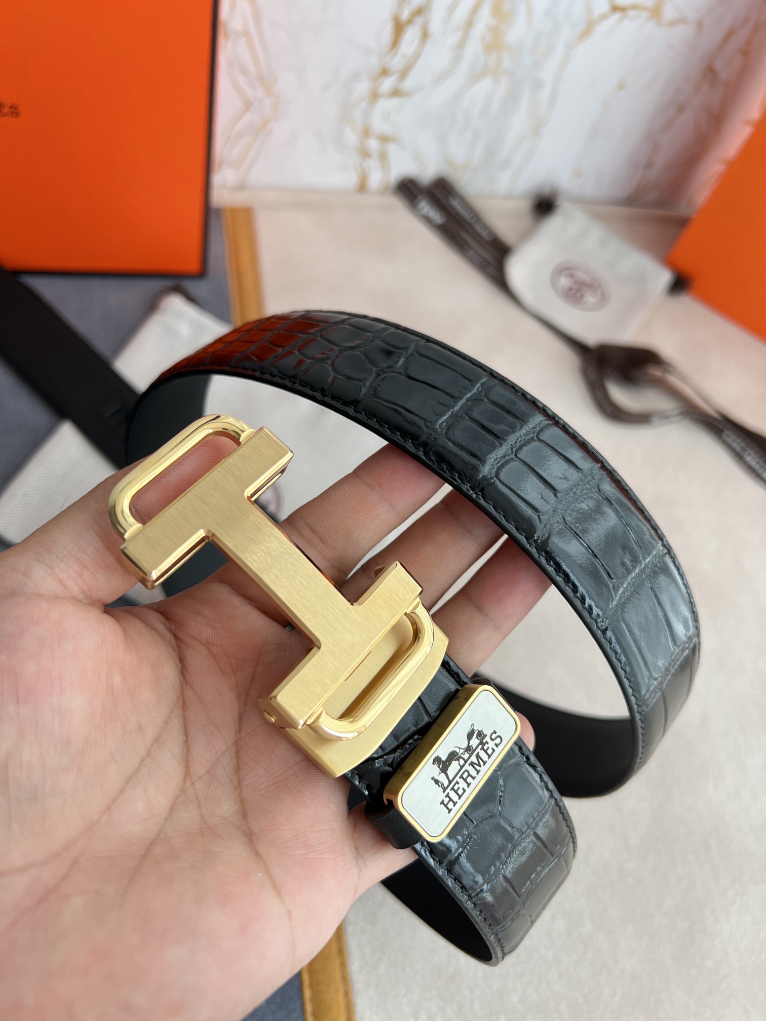 I5   Hermes 爱玛仕 自动扣皮带腰带  型号：自动带身,纯钢材质经典自动扣,自动带身 腰带：百分百头层牛皮,自动带身,保证真皮.24k纯钢扣永不掉色专柜同等质量, 双面头层牛皮鳄鱼纹头层平纹皮底,纯钢材质自动扣,可自由裁剪,送人自用首选 包装请认准如图专柜包装,赠送拆装工具,原版电子票,宽度3.5cm